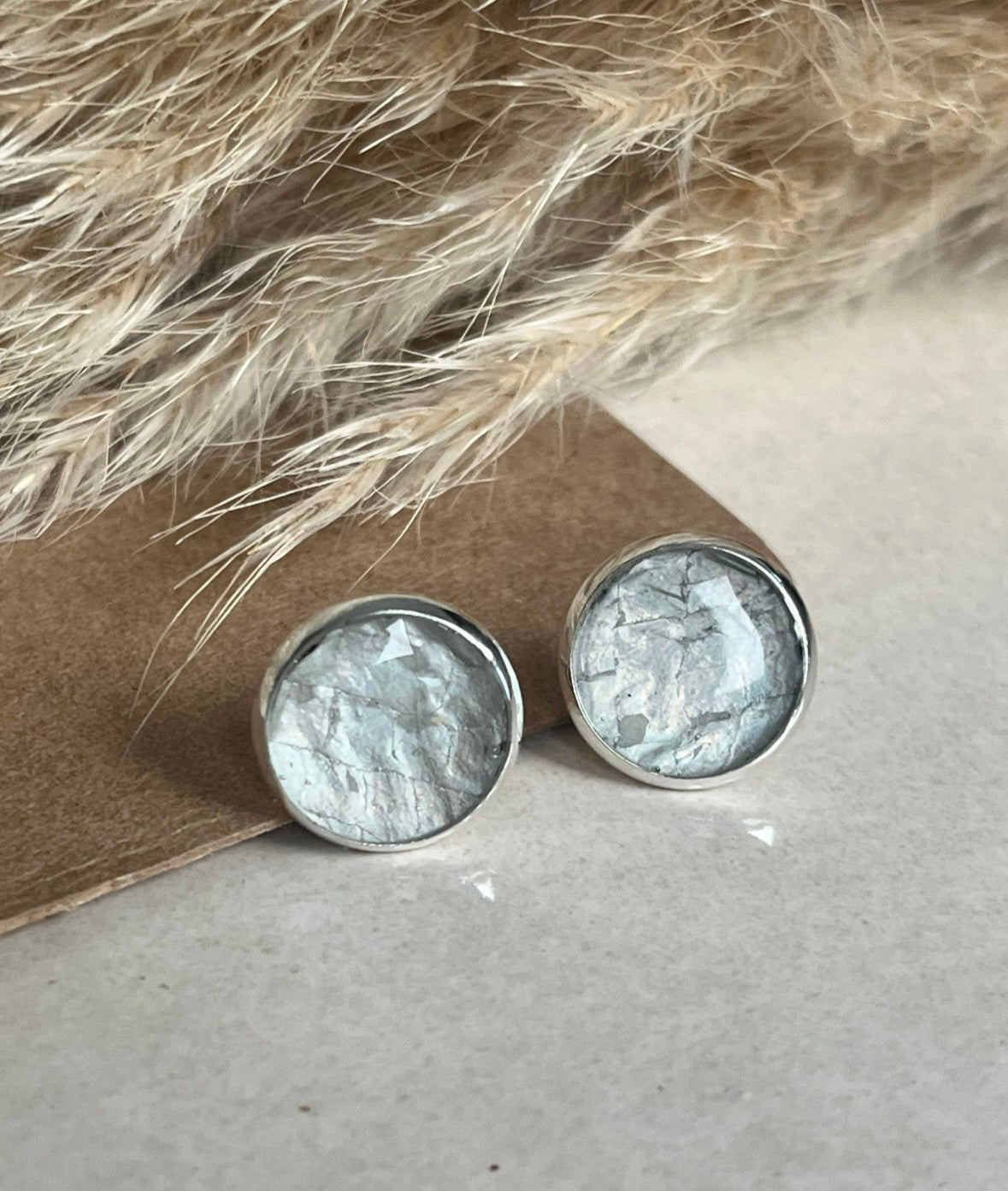 Silberohrstecker mit isländischem Fischleder – in deiner Wunschfarbe - 12 mm / Perlmutt - Ohrstecker