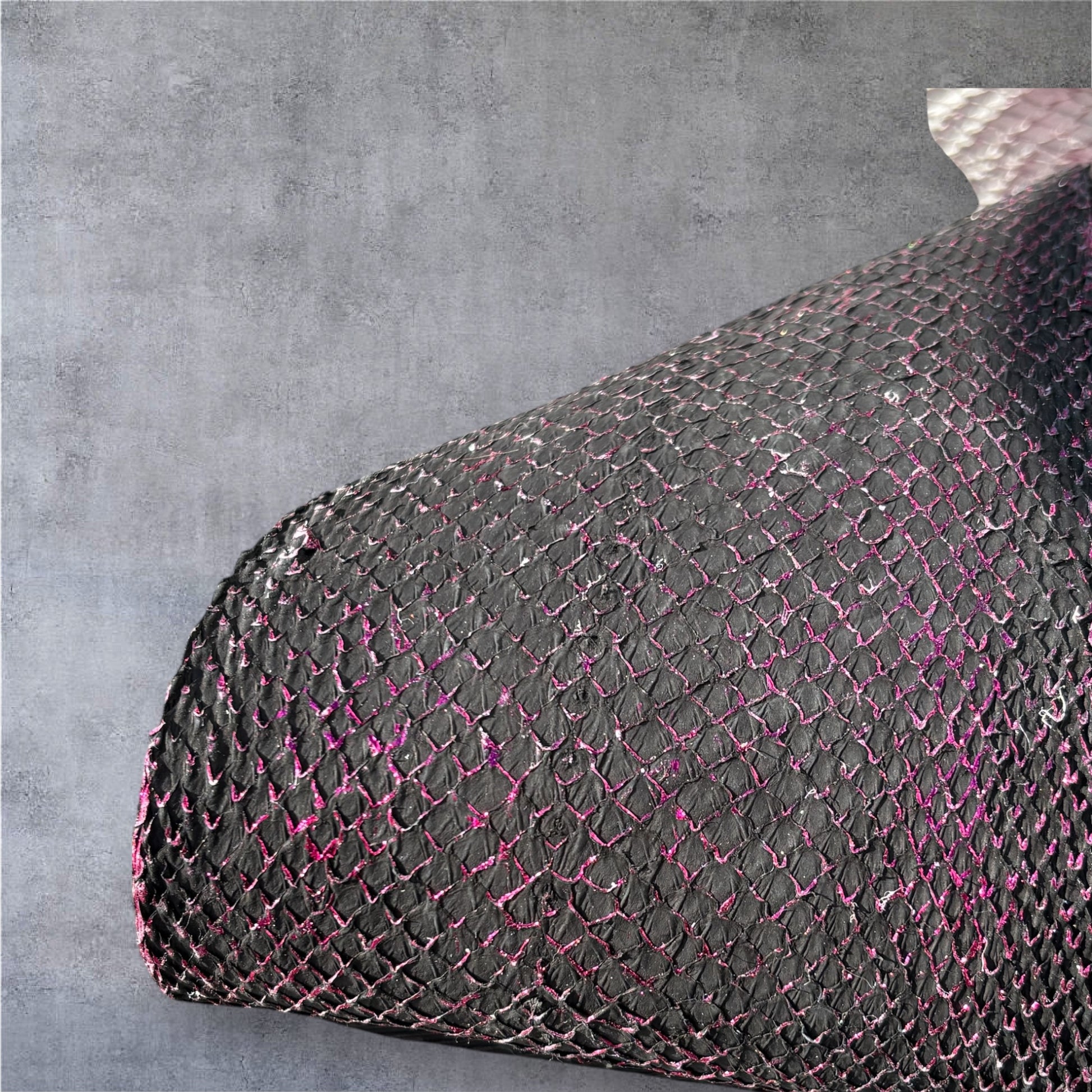 Silberohrstecker mit isländischem Fischleder – in deiner Wunschfarbe - 12 mm / Schwarz-Pinkglanz - Ohrstecker